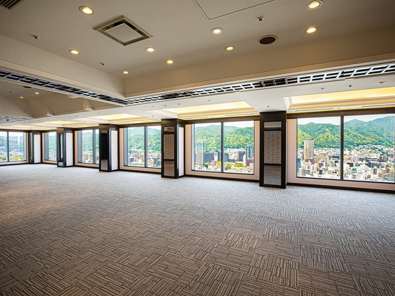 ホテル最上階35階に位置し、六甲山系の山並みと神戸の街を一望するロケーション。開放感とプライベート感を兼ね備えた、館内でもひときわ優雅な空間です。