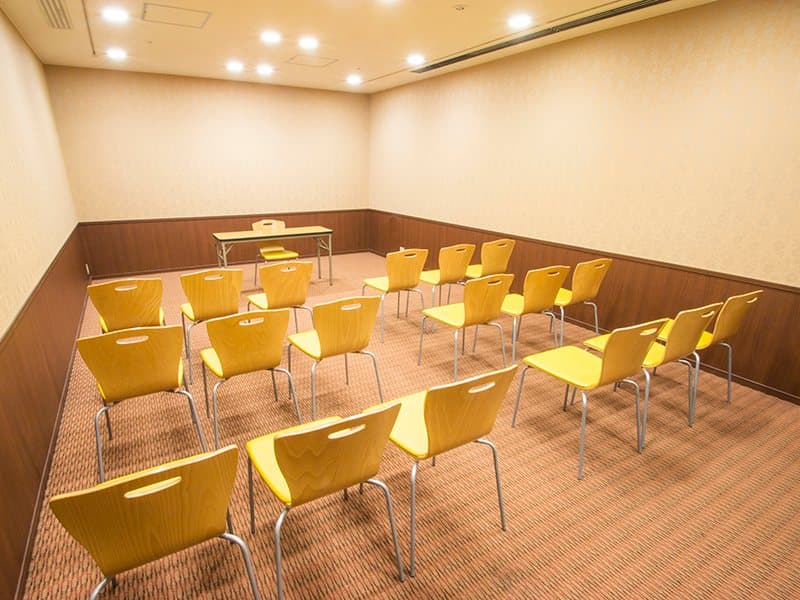 最大シアター型で30名収容可能です。
企業説明会・講演会・研修会・会議 など様々な用途にご対応致します。
また、アパレル展示会やイベントルームとしてのご利用にも最適です。