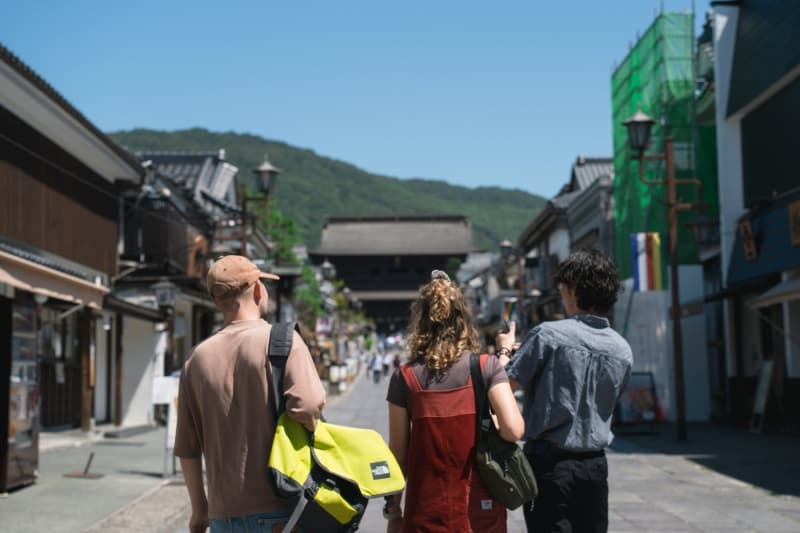 善光寺の街を歩くまち歩き体験。地域とつながるフィールドワークの拠点になります。