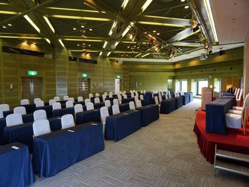 【多目的ホール　オーロラ】　
総会スタイル
眺望・設備ともに素晴らしいホールです。
研修セミナー、学会、発表展示会、ブライダル、全体会、総会、各種式典などにご利用いただけます。