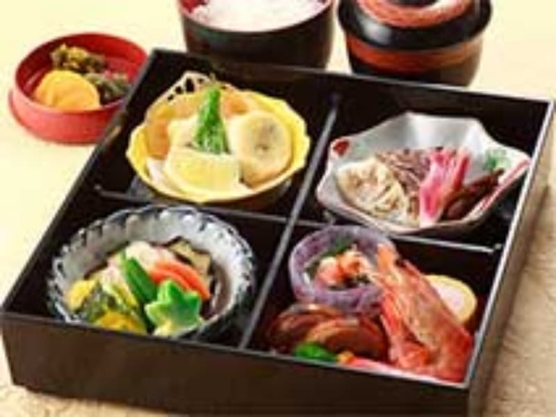 会席料理は、板前の手仕事で色好く盛りつける