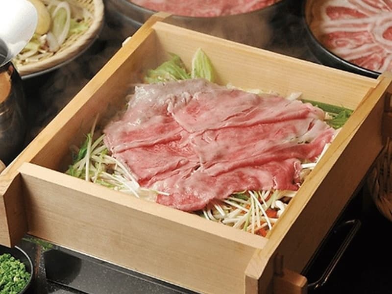 上質な牛肉を主役にしたすき焼き