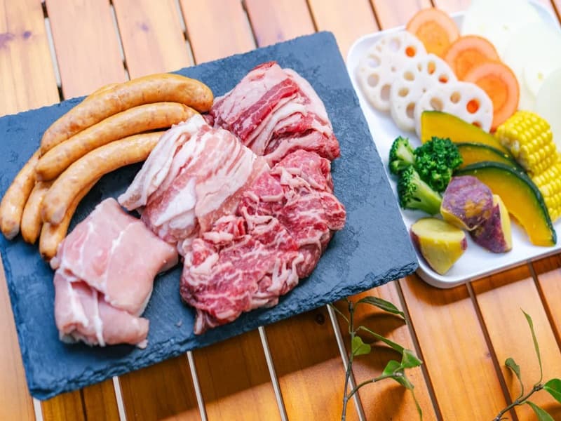 【BBQ】
手ぶらでOK！

※BBQ台・炭・紙皿・はし・紙コップ・トング・ゴミ袋・調味料は施設にて準備いたします。（料金にも含まれております）