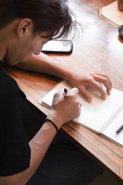「書いて振り返る」ジャーナリングの時間。研修の内省・言語化を深める体験です。