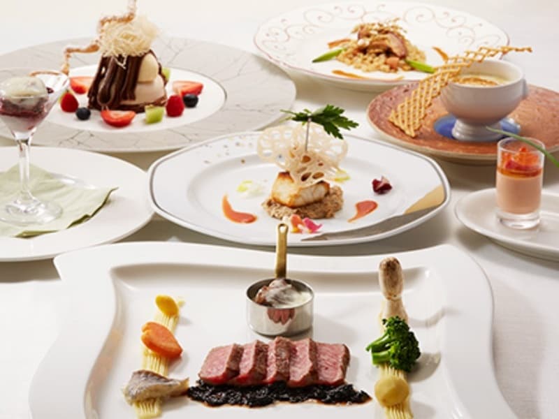 シェフ自慢の料理が並ぶ豪華なフランス料理