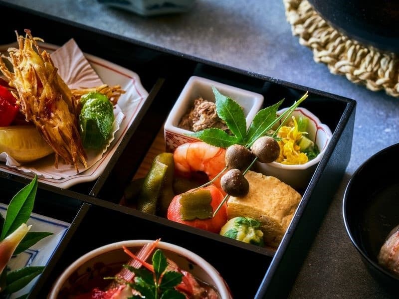 日本料理レストラン；料亭俵石
110年の歴史を持つ歴史的建築物「俵石閣」で本格日本料理懐石をお楽しみいただけます。