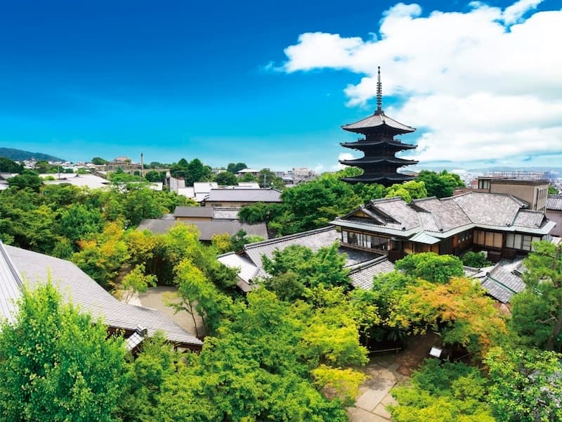 京都らしさと非日常が共存し、八坂の塔のふもとで、清水寺や八坂神社へは歩いて行ける所に位置し、日本の歴史が残る街です。
建物は日本画の巨匠、竹内栖鳳が構えた約90年前の邸宅をリノベーションした日本家屋。四季によってさまざまな景色が楽しめる広い庭園が広がります。
