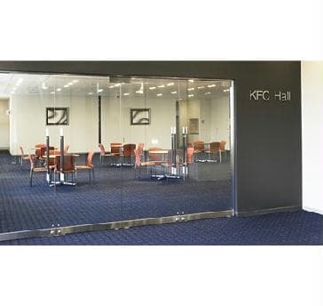 【KFCホール】
照明設備・音響設備、200インチの大型スクリーンと高輝度プロジェクターが天吊された映像設備など充実した環境が整っています。