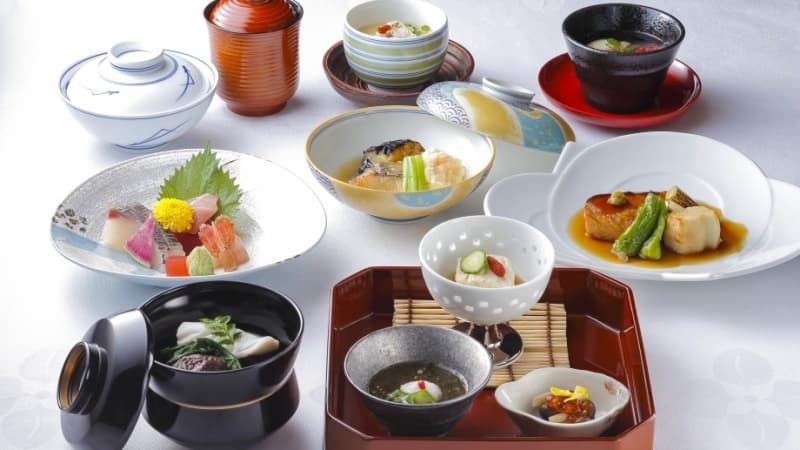 【日本料理（会席料理）】
地元兵庫の食材を使い、季節の移ろいを感じる会席料理を味わっていただけます。
