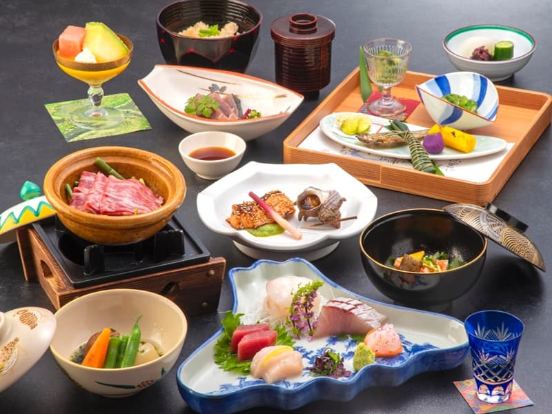 夕食一例
旬の素材を活かした京風懐石料理をご用意致します。