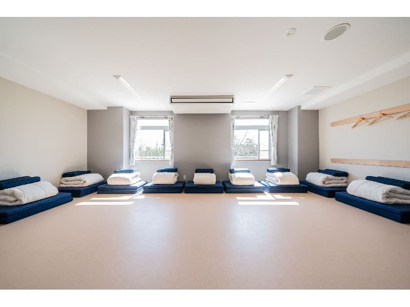 全館で43部屋、コンパクトに楽しめるお部屋から、
ゆったりとくつろぐことのできる広いお部屋まで、幅広いタイプのお部屋をご用意しています。
また、和室と洋室をご用意しているため、
老若男女問わずご利用いただきやすい宿泊拠点としてお楽しみいただけます。