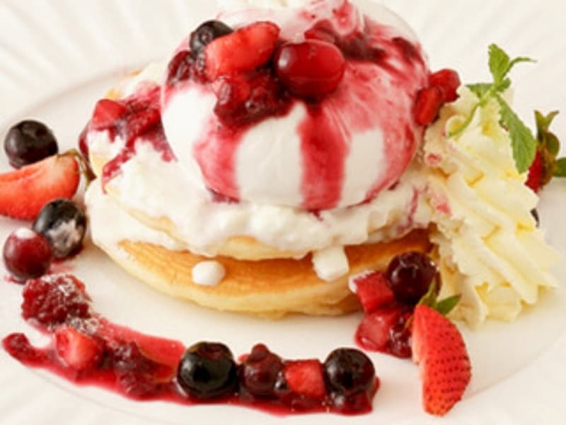 ベリーとクリームたっぷりのケーキは至福の一皿