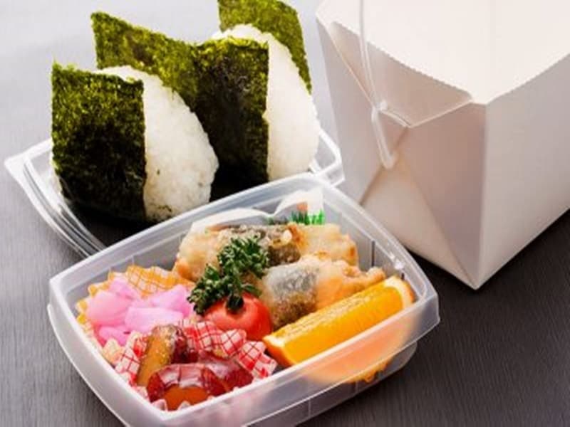 【料理一例】おにぎり弁当
写真はすべてイメージです。
※完全予約制　20名様以上でのお申し込み
※季節により料理内容は変更となりますので詳細はお問い合わせください。
