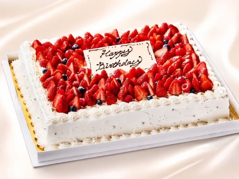 お祝いにぴったりの特製ホールケーキもご用意可能！系列「ベリーズスイーツキッチン」の華やかなケーキで、誕生日や記念日をさらに特別なひとときに演出します。