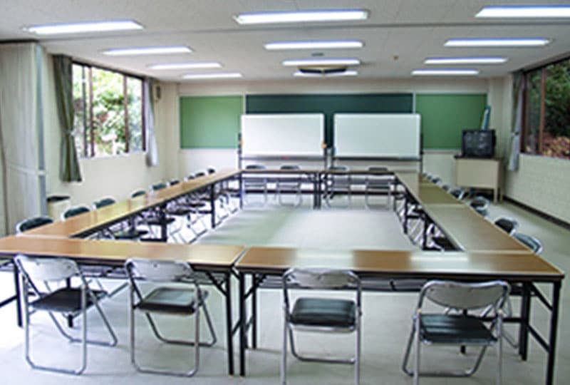 会議・講義用のロの字型の設定が可能です。別館なのでグループに分かれて行う研修や声を出す研修など、他のお客様に気兼ねなく集中できます。
