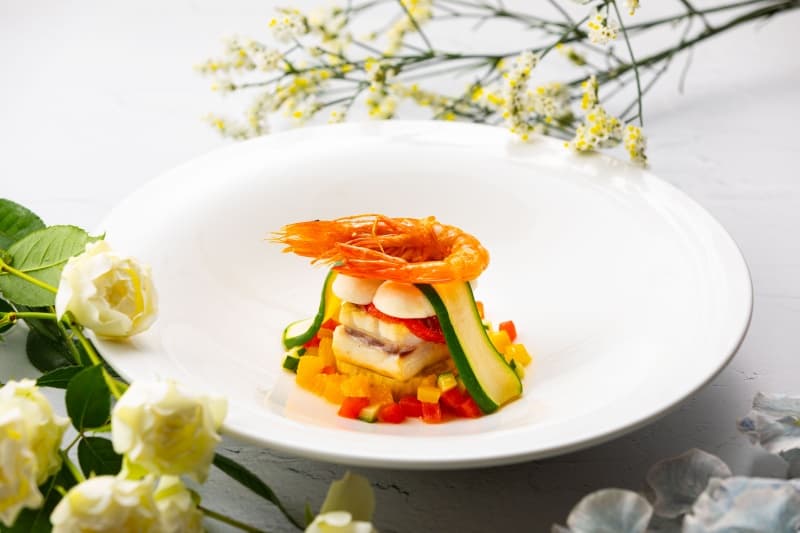 【魚介料理イメージ】魚介と彩り豊かな野菜を華やかに盛り付けた一皿。幅広い年代が集うご会食や祝賀会にもおすすめです。※写真は料理の一例です。