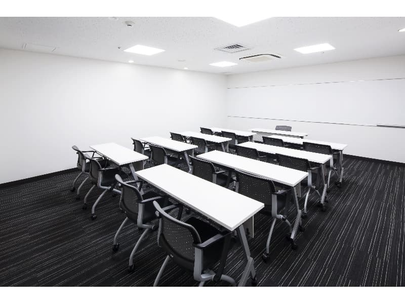 面接・控え室、分科会や小会議に便利なお部屋です。スクール形式やロの字など、用途に合わせてご利用頂けます。※スクールサンプルレイアウトになります。