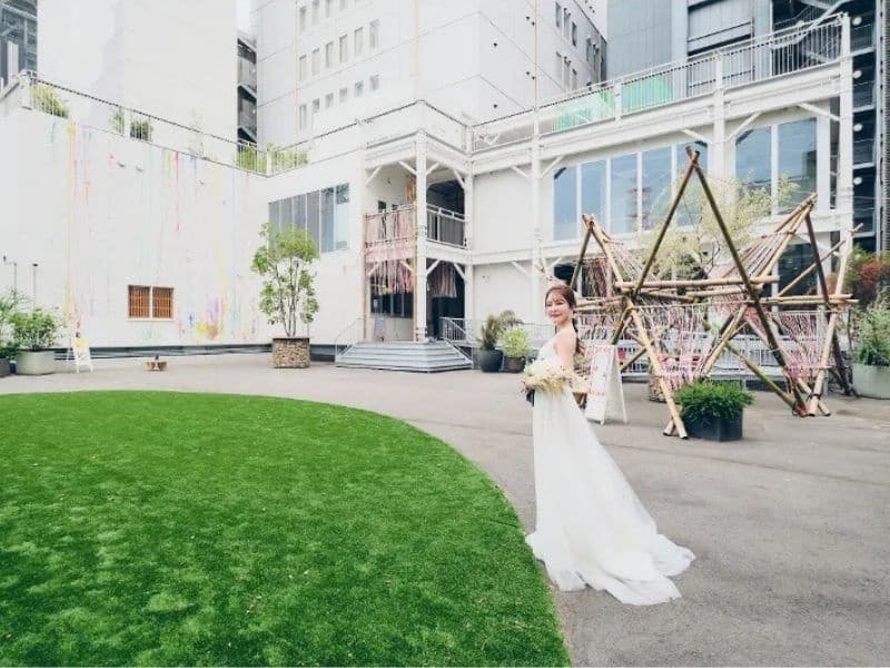 店前に人工芝が広がる広場がございます