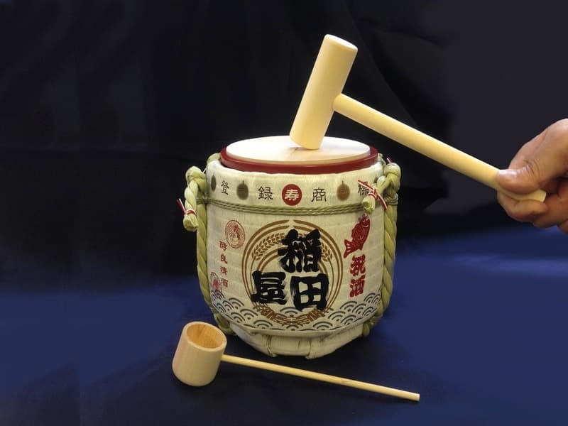 手のひらサイズの小さな鏡開きセットもございます。
