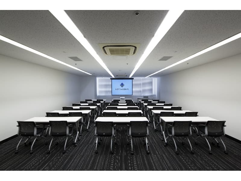 30名～50名規模の中会議室になります。
研修・会議等多岐にわたりご利用可能です。
※スクール形式サンプルレイアウトになります。