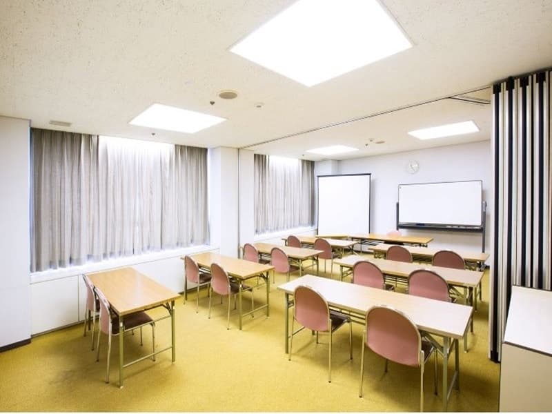 【研修室】34㎡（10坪）
教室スタイル２５名まで可　２分割も可能　　
同タイプで　２室あり