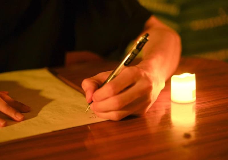 静かに向き合う"書く時間"。学びを自分の言葉に定着させます。