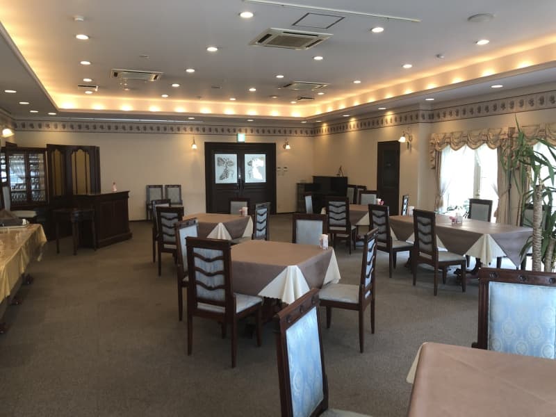 1F西側会場
着席60名程度の絨毯敷きの落ち着いた雰囲気の会場です。
プロジェクタ、スクリーン、バトン、音響設備完備