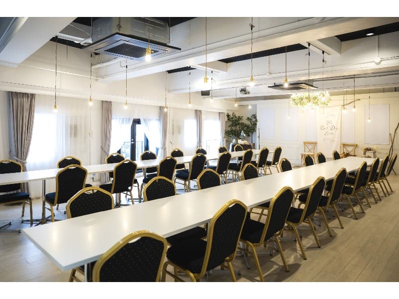 お席は自由にアレンジできる会場
30名様～75名様まで着席可
色々な用途に使用可能