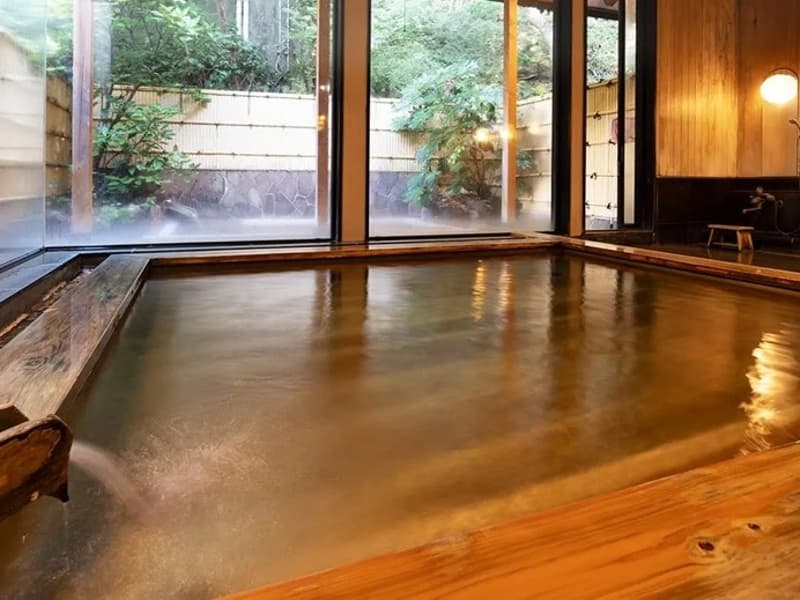 魚山亭の温泉はぬるめの温度でゆっくりお過ごしいただけます。
PH10.6のアルカリ性、メタケイ酸72.26、お肌がつるつるになる“美人の湯”としても有名。天然檜を惜しみなく使用した檜風呂は森林浴同様の保健作用がございます。