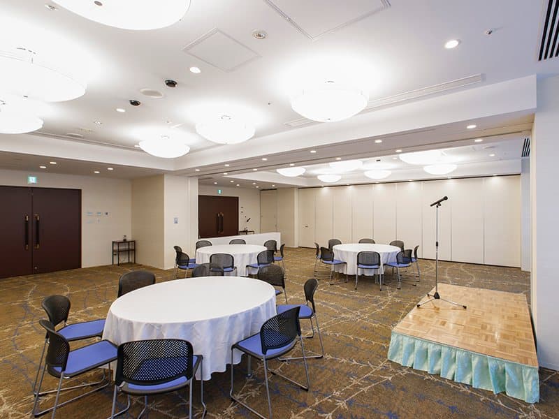 ■もえぎ（分割利用可）
面積：57㎡〜254㎡
料金：¥26,000〜¥113,000／3時間
スクール型：36〜170名
シアター型：56〜240名
口の字型：30〜78名
