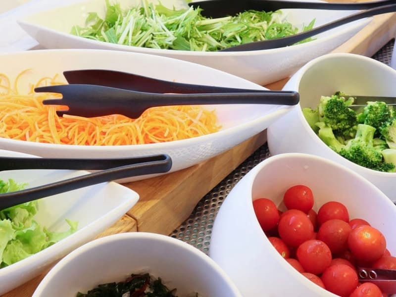 「朝食バイキング」
ヘルシーな和食から、ボリューム満点の洋食まで和・洋・中約30種類の豊富なメニューを取りそろえております。
一日の始まりは美味しい朝食から。地産地消の料理をぜひお楽しみください。
