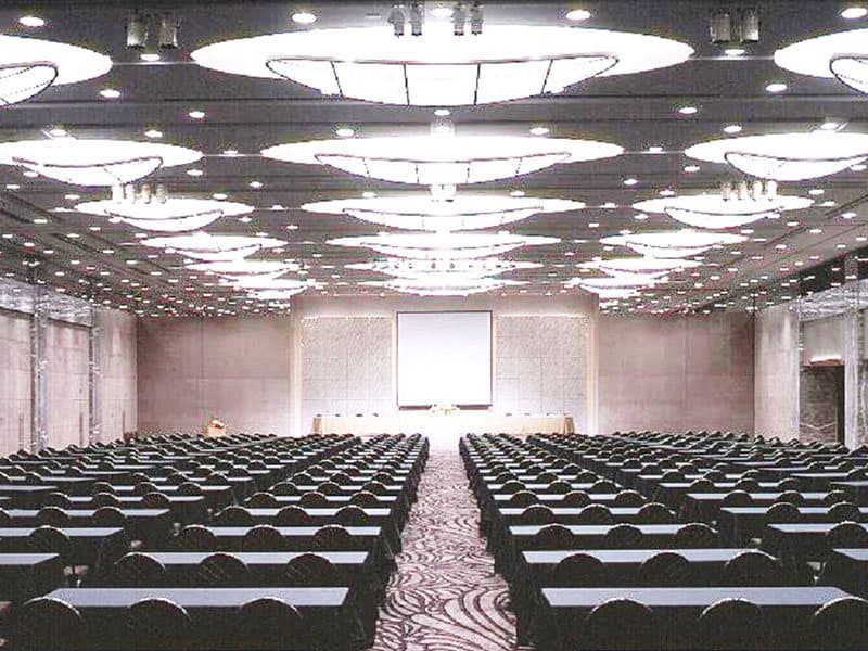 【セルリアンタワーボールルーム】
4会場に分割して使用できるボールルームは、天井高7.2mを誇るスケール感溢れる豪壮な空間。シンプルな内装のため国際会議、展示会をはじめ、各種パーティーまで趣旨を選ばず幅広いイベントに対応できます。