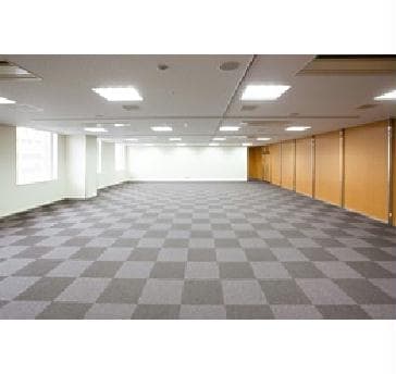 【KFCホールセカンド】平場形式
・ホール面積　165.57m2(50.08坪) / 16.0m×10.5m
・天井高 2.7m