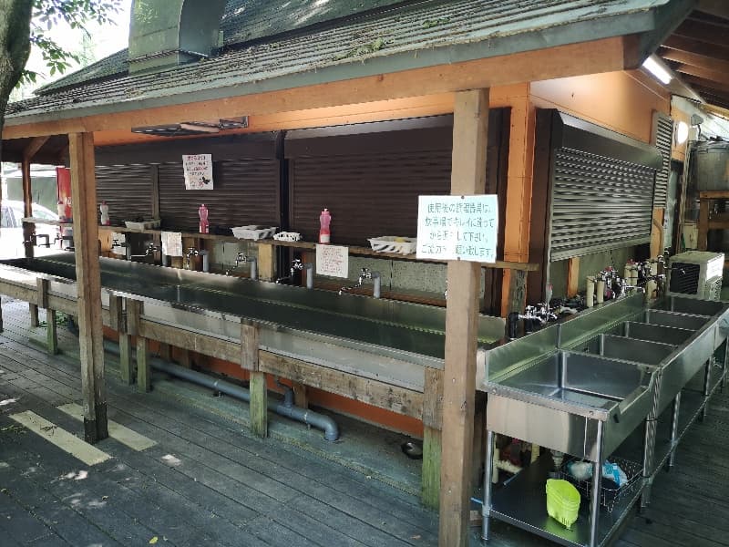 食事会場　炊事場（夏季・冬季凍結防止のため止水）