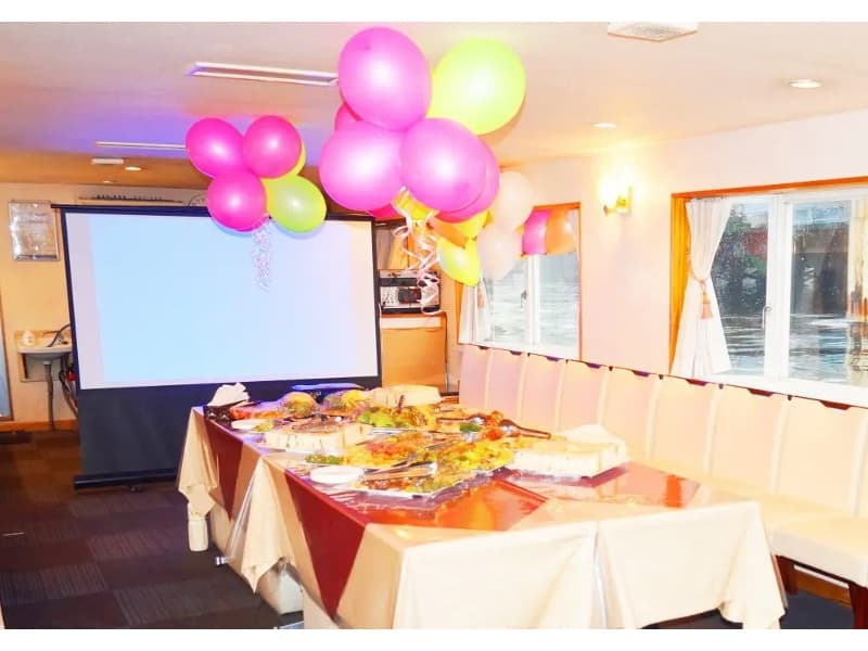 お席を多めにご用意した半立食のレイアウトも可能です。
詳細なレイアウトはコンシェルジュがご調整致しますので、ご希望をお申し付けください。
※バルーン装飾はオプションです。