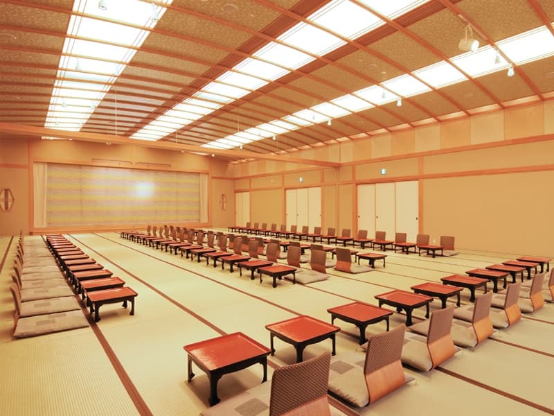 宴会場『蓬莱』
【お膳】【文机】【イス・テーブル席】でのご用意が可能です。