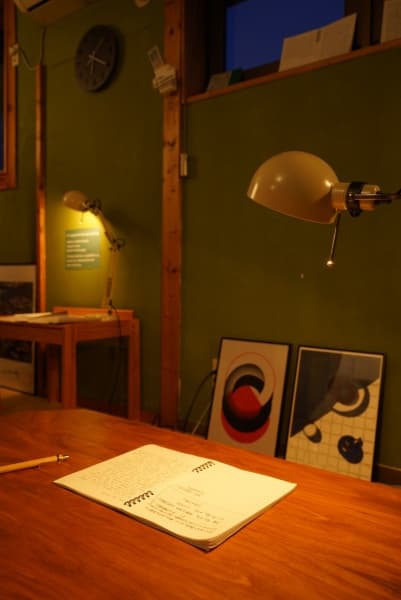 貸切だからこそ、夜遅くまで語り合える落ち着いた館内。