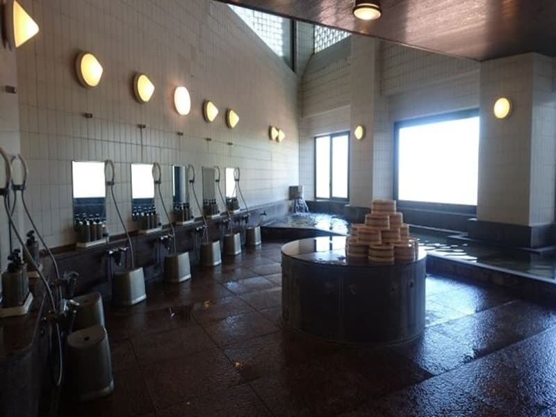 【本館　温泉大浴場】
開放感たっぷりの大浴場で心もからだもリフレッシュ