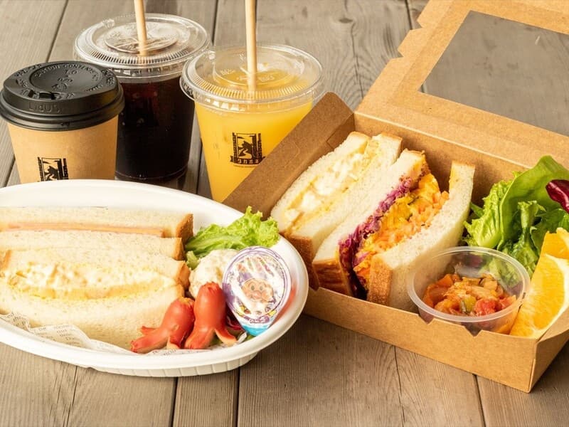 【朝食】
サンドイッチボックス
※写真はイメージです。
※実際の朝食は卵サンドと野菜サンドを一つずつお召し上がりいただけます。