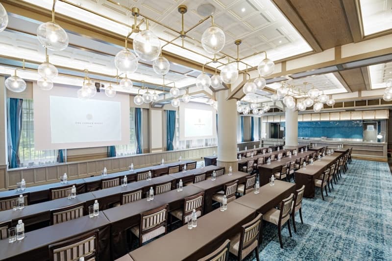 4F THE DINING ROOM
・面積　173㎡
・天井高　3.1 – 3.8m
・着席 120名様 ／ 立食 140名様
・スクール形式　126名様
・シアター形式　176名様
・スクリーンサイズ　150インチ／16:9（2面有）