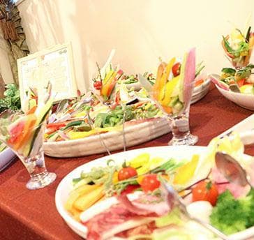 【立食ビュッフェ】貸切時間2時間
お一人様6,600円税込～
30名様～110名様でご利用できます。
【着席ビュッフェ】貸切時間2時間
お一人様6,600円税込～
30名様～78名様でご利用できます。
●2時間フリードリンク付き
