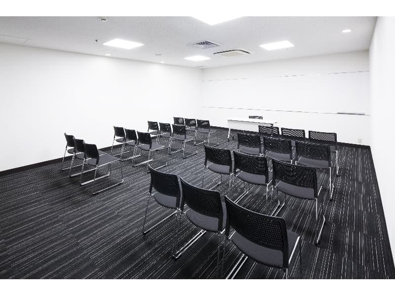面接・控え室、分科会や小会議に便利なお部屋です。スクール形式やロの字など、用途に合わせてご利用頂けます。※シアター形式サンプルレイアウトになります。