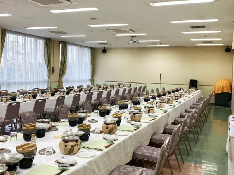 椅子・テーブル席を備えた洋室タイプの会場です。
最大56名まで利用可能で、会議や研修、食事会、宴会など幅広い用途にご利用いただけます。