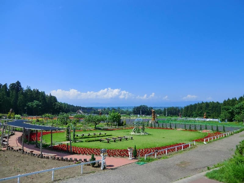 リステルパーク内にある10万㎡の猪苗代ハーブ園。約500種類のハーブが栽培され季節ごとの花々が咲き誇ります。　