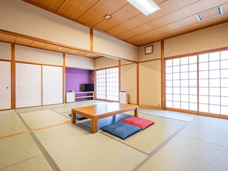 客室：離れ
１棟ずつ独立した「離れ」はまるで古民家に宿泊しているようなゆったりした雰囲気を味わうことができます。