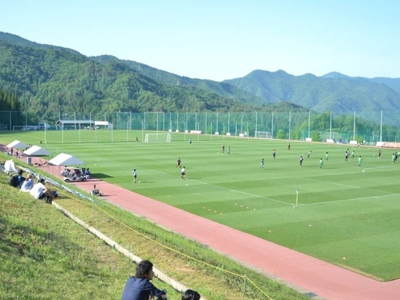 【飛騨古川ふれあい広場】
近隣施設のご紹介になります。
ロッジトニーマックスから車で約22分。スポーツサークルにお勧めです。天然芝3面　人工芝1面