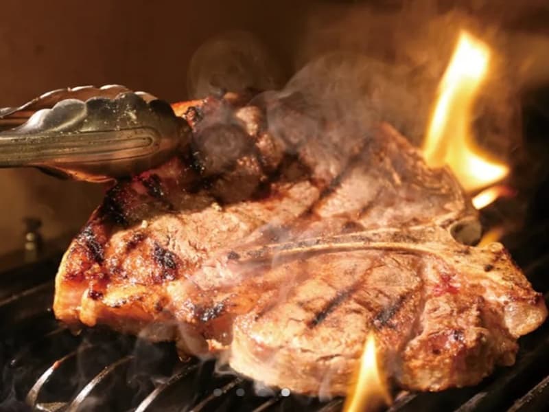 【お料理】
溶岩石（LAVAROCK）でじっくりと焼き上げる絶品グリル料理。
