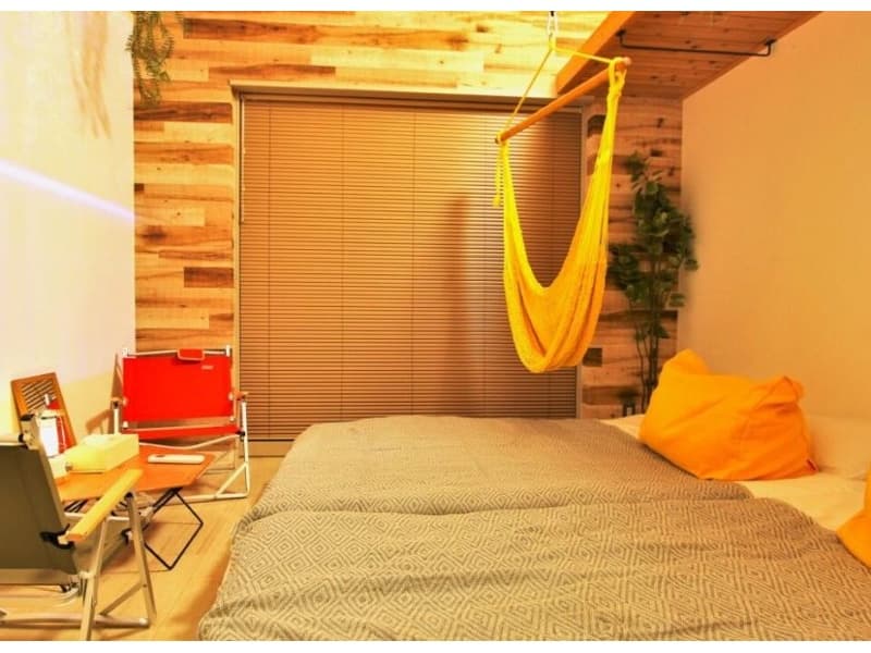【個室】HAMMOCK TWIN　18.9㎡（定員2名）
「ハンモックツインルーム」は、お部屋にハンモックとPopIn Aladdinプロジェクターが設置された、ユニークでリラックスできるお部屋です。