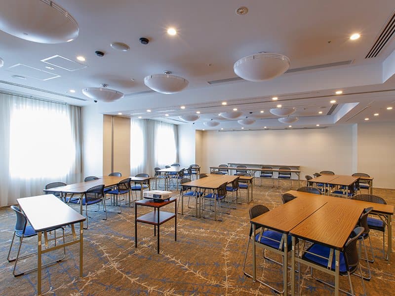 最大シアター型で１００名収容可能です。

お客様の用途に合わせてレイアウトさせていただきます。

「会議・研修・セミナー・展示会・パーティー等」様々なニーズに合わせてご利用いただけます。