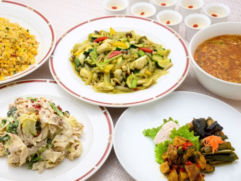 盛込み料理【中華】香りや食感の変化を楽しめる中華料理を、彩りよく大皿に盛り合わせました。皆様で取り分けながら多彩な味わいを楽しめます。